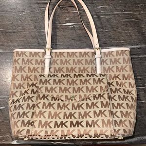Michael Kors Purse. excellent condition.